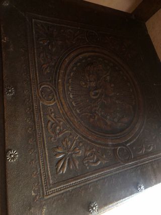 Silla antigua de cuero y madera