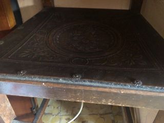 Silla antigua de cuero y madera