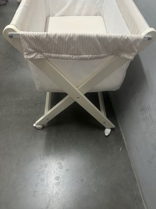 Minicuna con ruedas y osito