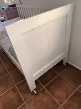 Cuna de bebé blanca con ruedas