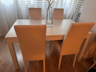 Mesa extensible madera + 4 sillas polipiel blanco