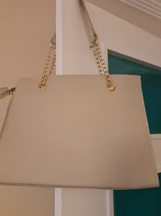 Bolso Beige con Cadena Dorada