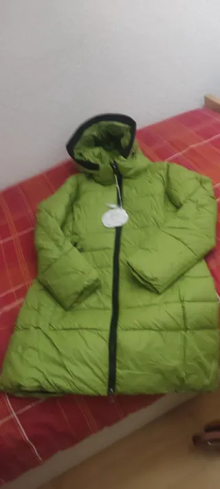 Chaqueta verde acolchada con capucha