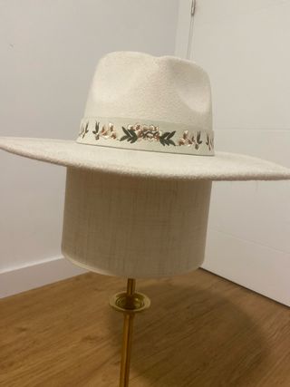 Sombrero ala ancha beige con bordado floral