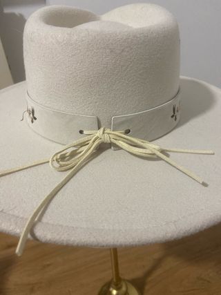 Sombrero ala ancha beige con bordado floral