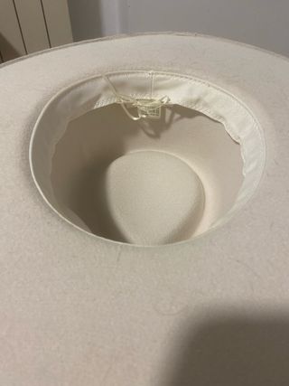 Sombrero ala ancha beige con bordado floral