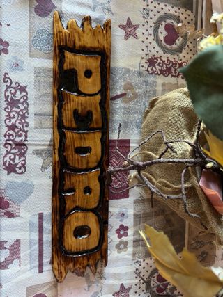 Cartel de madera grabado con tu nombre