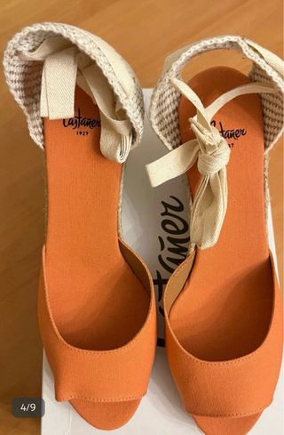 Sandalias Castañer cuña naranja y beige