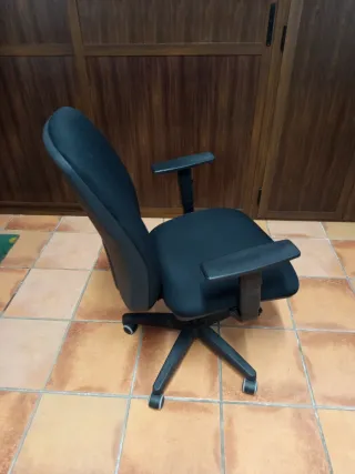 Silla de escritorio negra ajustable