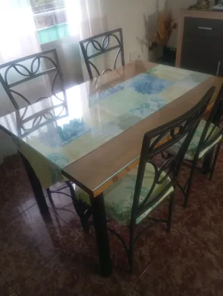 Mesa y 4 Sillas Comedor