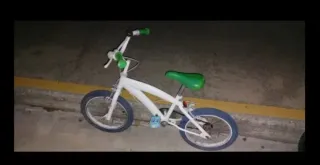 Bicicleta infantil blanca y verde