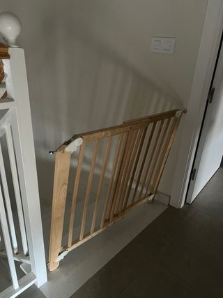 Barrera de madera para escaleras