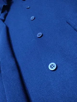 Camisa azul con botones