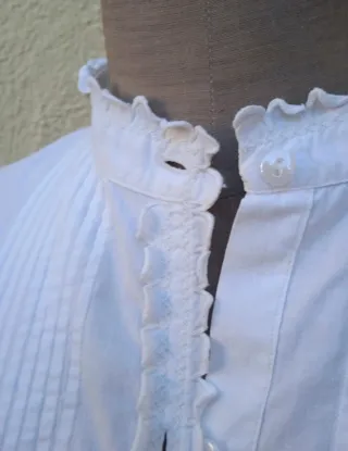 Camisa antigua blanca con cuello alto