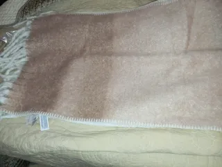 Bufanda marrón y blanca con flecos. 50x190