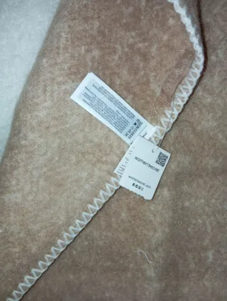 Bufanda marrón y blanca con flecos. 50x190