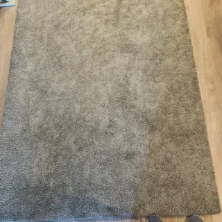 Alfombra beige y gris