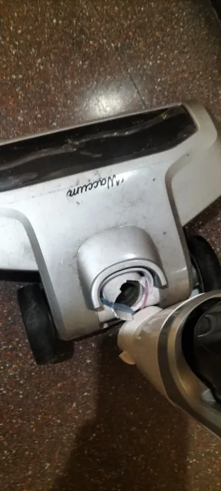 Aspiradora Escoba Gris y Blanca