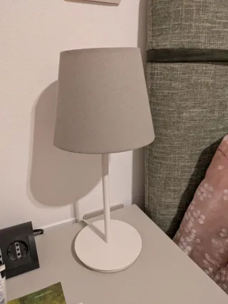 Lampada da tavolo grigia e bianca