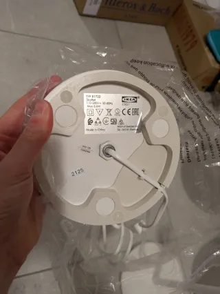 Lampada da tavolo grigia e bianca