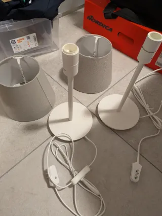 Lampada da tavolo grigia e bianca