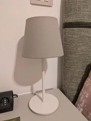 Lampada da tavolo grigia e bianca