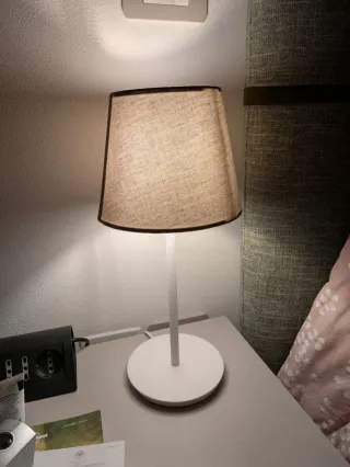 Lampada da tavolo grigia e bianca