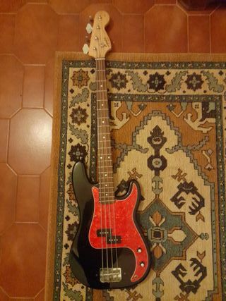 Baixo Fender Squier Precision