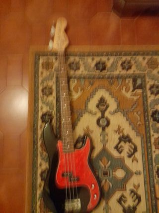 Baixo Fender Squier Precision