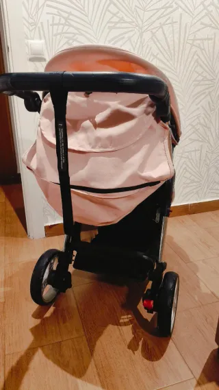 Carro de bebé rosa y negro