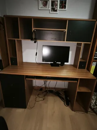 Mesa de ordenador con estantería