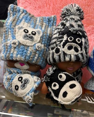 Set di cappelli e sciarpe in maglia