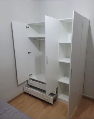 Armario de madera color beige y marrón