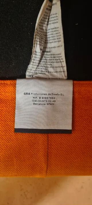 Sofá naranja de diseño