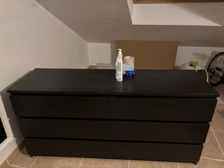Mueble cajonera de madera oscura