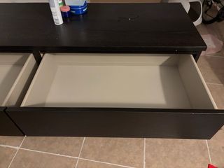 Mueble cajonera de madera oscura