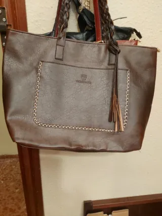 Bolso marrón de cuero sintético con trenzado de as