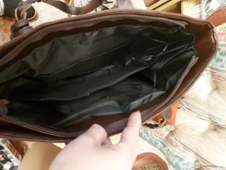 Bolso marrón de cuero sintético con trenzado de as