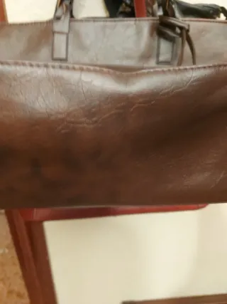 Bolso marrón de cuero sintético con trenzado de as