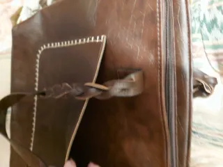 Bolso marrón de cuero sintético con trenzado de as