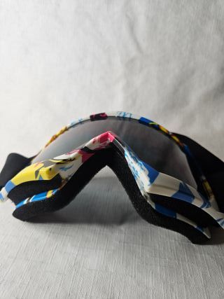 Gafas de esquí con diseño colorido