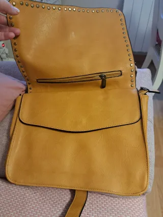 Bolso color mostaza con tachuelas