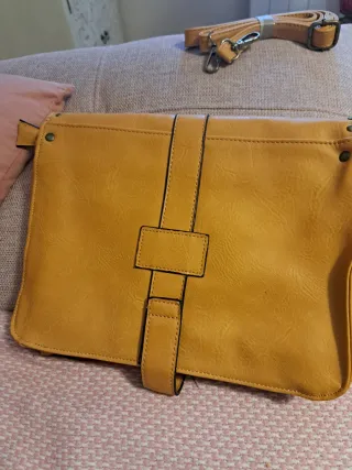 Bolso color mostaza con tachuelas