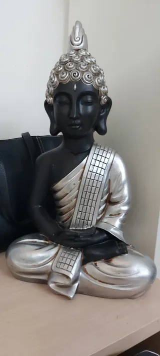 Buda grande de resina negro y plata