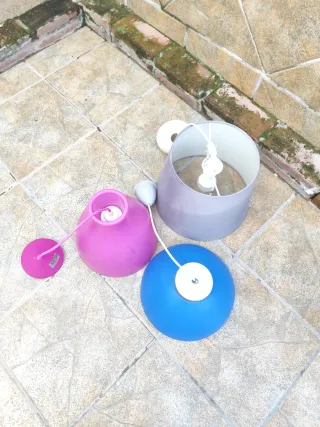 Lámparas colgantes de plástico (azul y rosa)