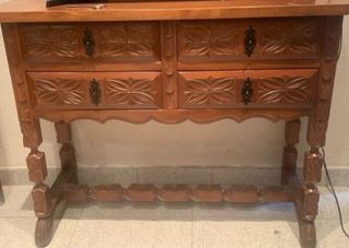 Mesa recibidora antigua de madera tallada