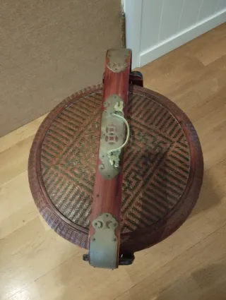 Antigua cesta china bambú , madera  y latón .