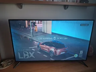 Televisión Leds roto ( sin mando) solo tiene 3 año