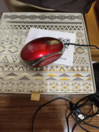 Ratón de ordenador USB rojo y plateado