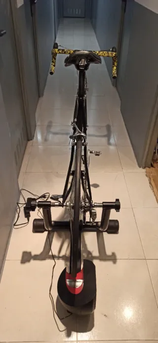 Bicicleta de carretera y rodillo